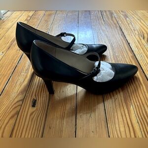 NIB Naturalizer black heels with buckle strap size 8.5